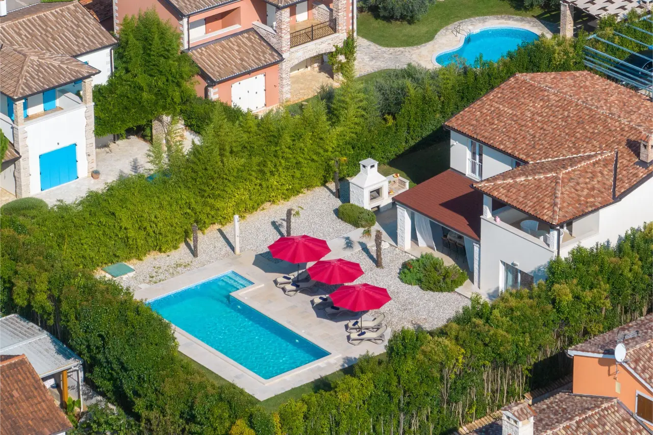 Villa Cvita Domenica: aerial view of the house, garden and pool
