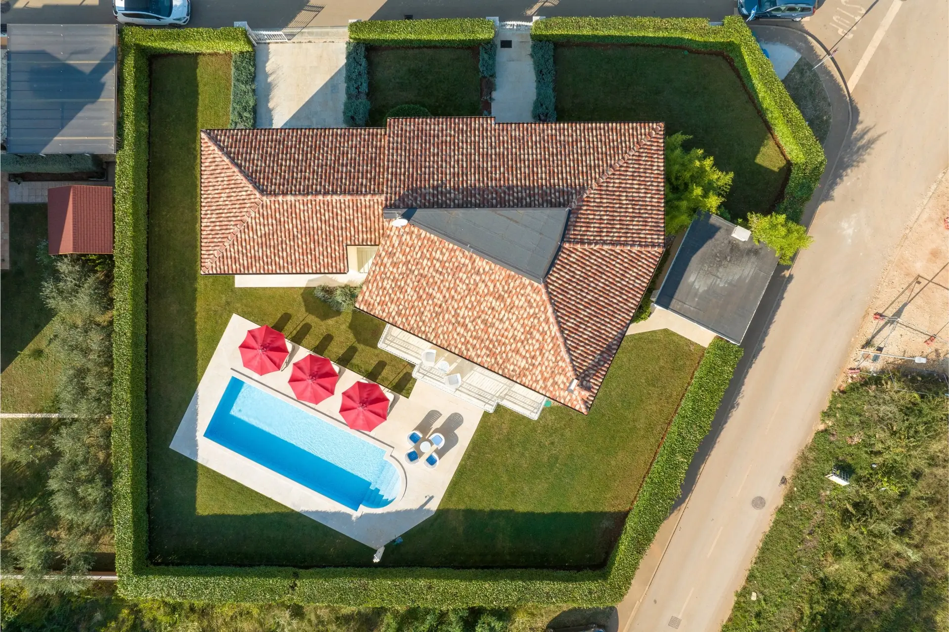 Die Villa Bina und ihr Garten von oben, im Dorf Labinci
